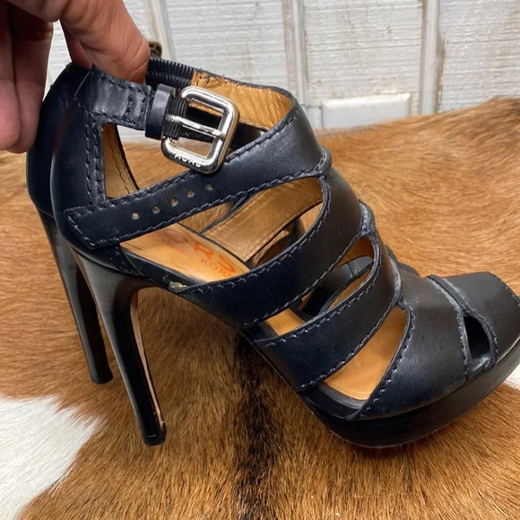 Women’s Michael kors heel shoes size 6.5 chexk them out thanks 🙏 - Picture 3 of 9